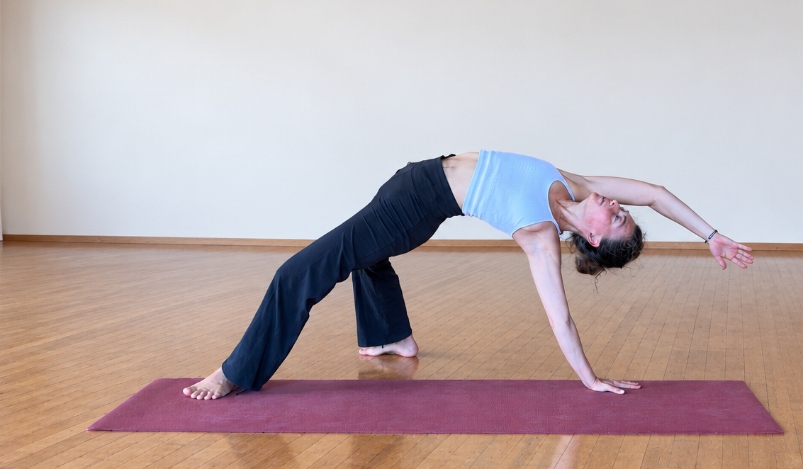 Pratiquante en pleine transition de yoga vinyasa dans un studio lumineux